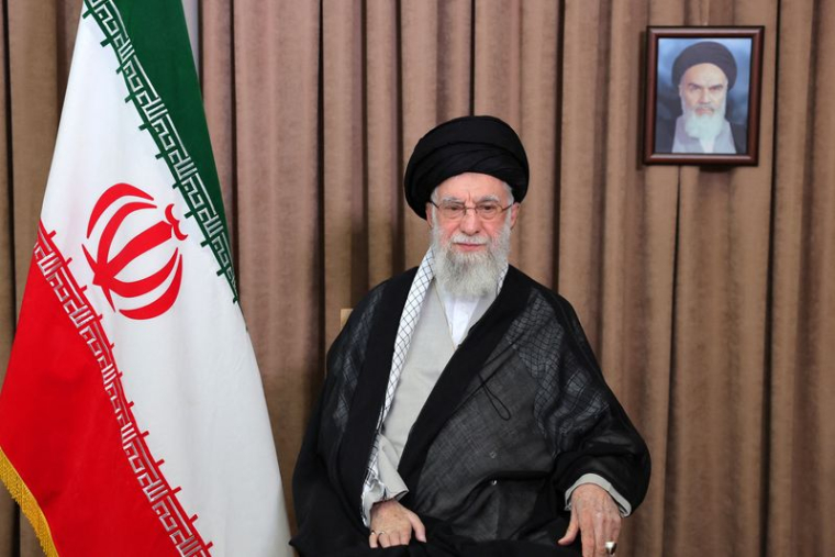 Le Guide suprême iranien, l'ayatollah Ali Khamenei, lors d'un message télévisé suite aux frappes israéliennes à Téhéran