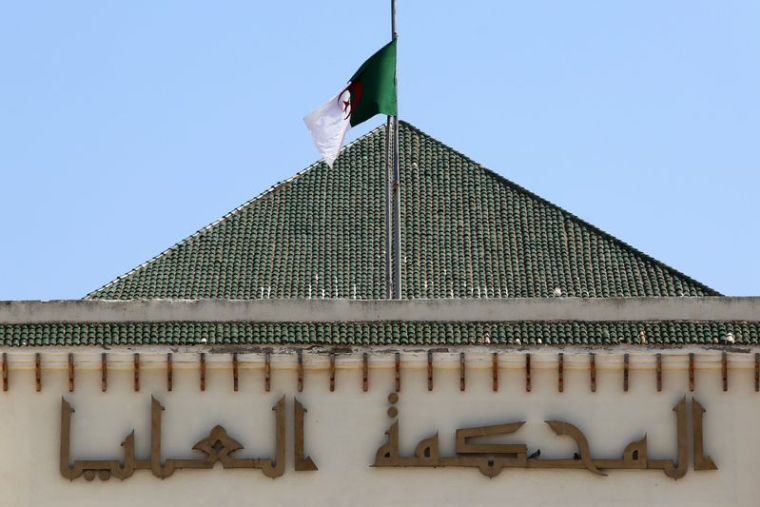 Un drapeau algérien flotte au sommet de la Cour suprême à Alger