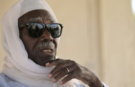 Biram Senghor, fils d'un tirailleur sénégalais tué par l'armée coloniale française en 1944 à Thiaroye, sur la terrasse de sa maison de Diakhao, le 22 novembre 2024 au Sénégal ( AFP / SEYLLOU )