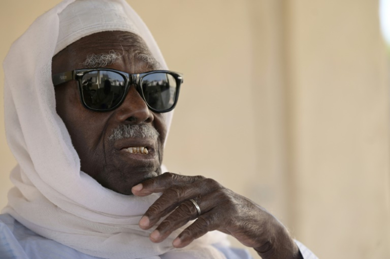 Biram Senghor, fils d'un tirailleur sénégalais tué par l'armée coloniale française en 1944 à Thiaroye, sur la terrasse de sa maison de Diakhao, le 22 novembre 2024 au Sénégal ( AFP / SEYLLOU )