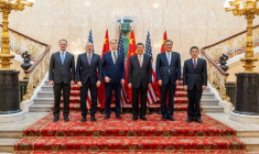 (g-d) Le représentant américain au Commerce Jamieson Greer, le secrétaire d'Etat au Commerce Howard Lutnick, le secrétaire au Trésor Scott Bessent posent avec le vice-Premier ministre chinois He Lifeng, le ministre du Commerce Wang Wentao, et le représentant au Commerce international Li Chenggang, le 9 juin 2025 à Londres ( Département du Trésor américain / HANDOUT )