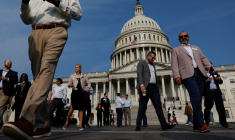 Des visiteurs marchent sur l'esplanade du Capitole à Washington