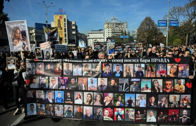 Les proches des victimes d'un incendie mortel dans une discothèque le 16 mars 2025 brandissent des banderoles avec les photos des défunts lors d'une marche pour réclamer justice à Skopje, en Macédoine du Nord, le 15 novembre 2025 ( AFP / Robert ATANASOVSKI )