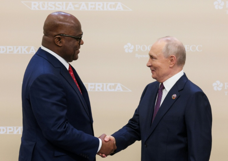 Le président russe Vladimir Poutine (d) et le président de la RDC Félix Tshisekedi, lors du forum économique et humanitaire Russie-Afrique à Moscou, le 28 octobre 2026 ( POOL / Gavriil Grigorov )