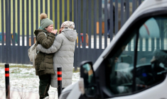 Des proches d'un enfant tué pleurent devant une école à Gorki-2, un village à l'ouest de Moscou, dans le district d'Odintsovo, suite à une agression au couteau survenue le 16 décembre 2025 ( AFP / TATYANA MAKEYEVA )