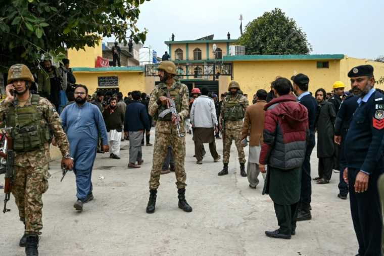Des personnels de sécurité devant une mosquée après une explosion, à Islamabad, au Pakistan, le 6 février 2026 ( AFP / Farooq NAEEM )