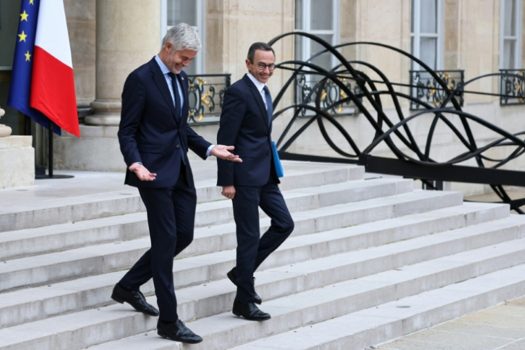 Les chefs du parti de droite Les Républicains, Bruno Retailleau et Laurent Wauquiez quittent l'Elysée après une réunion avec le président Emmanuel Macron, le 10 octobre 2025 à Paris ( AFP / Ludovic MARIN )
