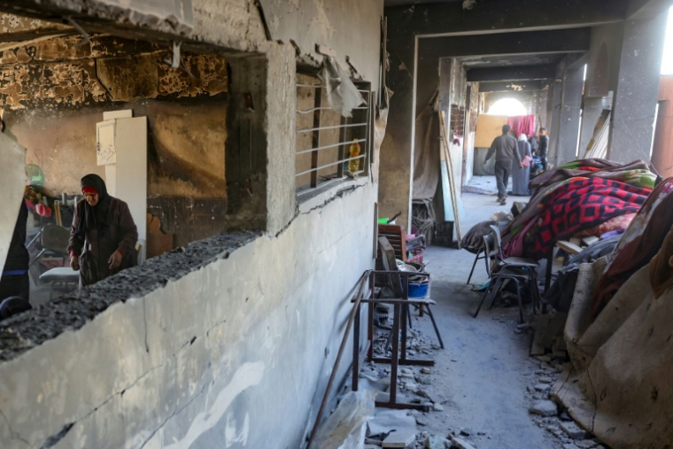 Des Palestiniens dans une école abritant des déplacés frappée par un bombardement israélien, dans la ville de Gaza, le 13 avril 2025 ( AFP / BASHAR TALEB )