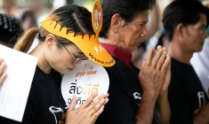 Wassana Nak-umma prête serment dans la cour d'un temple de Samut Sakhon, en Thaïlande, le 30 juillet 2026 (  / Lillian SUWANRUMPHA )