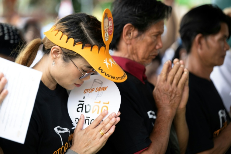 Wassana Nak-umma prête serment dans la cour d'un temple de Samut Sakhon, en Thaïlande, le 30 juillet 2026 (  / Lillian SUWANRUMPHA )