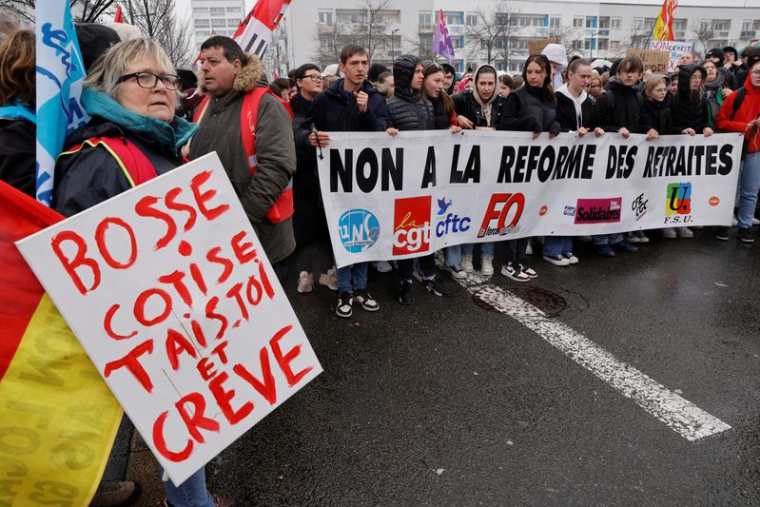 Manifestation contre la réforme des retraites à Calais le 6 avril
