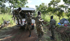 Les gardes-forestiers de l'Office ivoiren des parcs et Réserves (OIPR) en patrouille dans le parc national de la Comoé, le 10 octobre 2025. ( AFP / Issouf SANOGO )