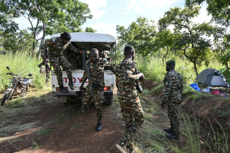 Les gardes-forestiers de l'Office ivoiren des parcs et Réserves (OIPR) en patrouille dans le parc national de la Comoé, le 10 octobre 2025. ( AFP / Issouf SANOGO )