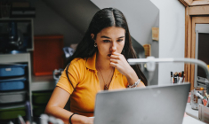 Les étudiants peuvent s’offrir du matériel informatique à prix réduit grâce aux promotions d’été. ( crédit photo : Getty Images )