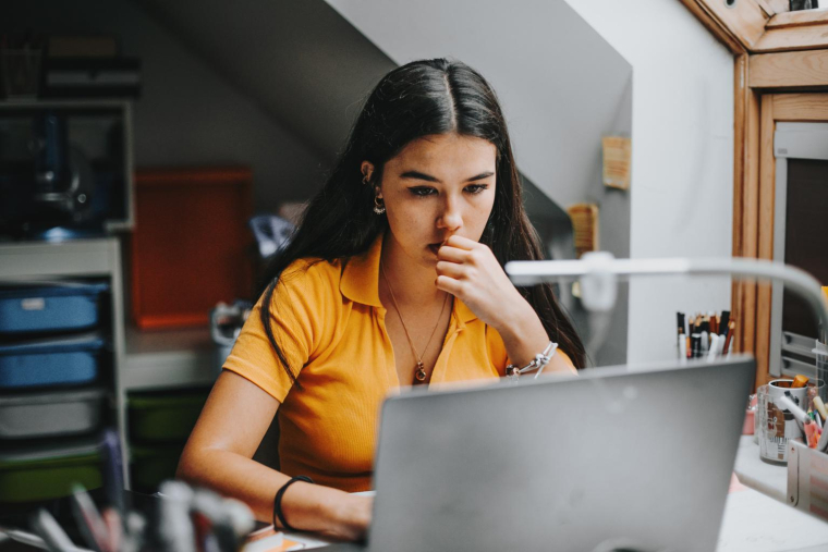 Les étudiants peuvent s’offrir du matériel informatique à prix réduit grâce aux promotions d’été. ( crédit photo : Getty Images )