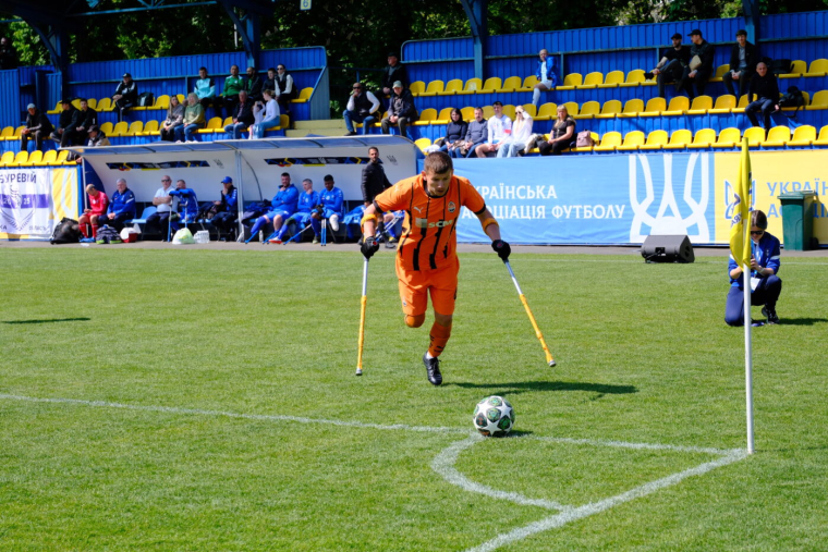 À Kiev, un tournoi de foot pour amputés sur fond de guerre en Ukraine