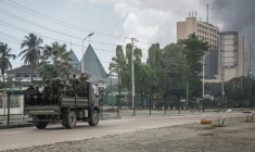Des soldats tanzaniens patrouillent dans Dar es Salaam, le 29 octobre 2025, jour des élections     ( AFP / - )