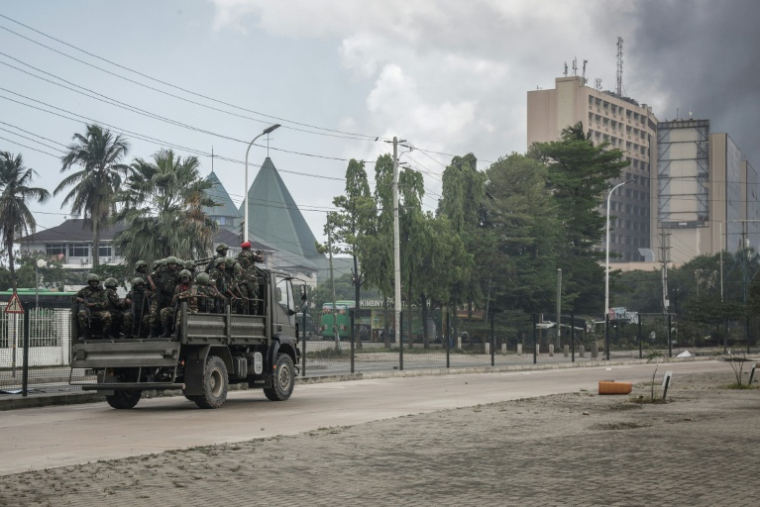 Des soldats tanzaniens patrouillent dans Dar es Salaam, le 29 octobre 2025, jour des élections     ( AFP / - )