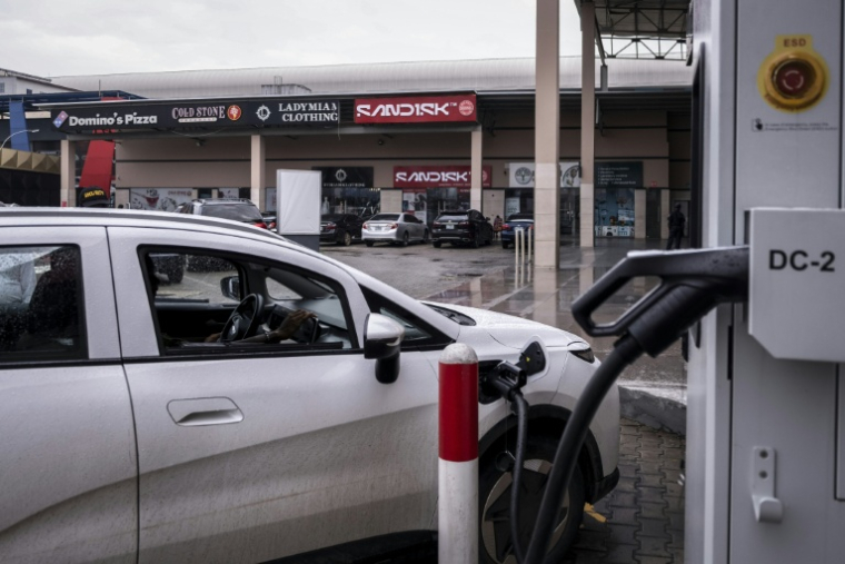 Un conducteur recharge sa voiture électrique dans une station de recharge publique près de Lagos le 3 juin 2026, au Nigeria ( AFP / Temiloluwa Johnson )