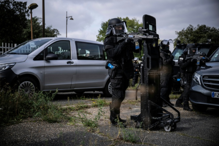 Des membres du RAID (Recherche, Assistance, Intervention, Dissuasion) participent à un exercice d'entraînement à la libération d'otages, au quartier général du RAID, à Bièvres, dans la banlieue sud de Paris, le 8 octobre 2025 ( AFP / JULIEN DE ROSA )