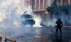 Affrontements entre policiers et manifestants à Tirana, le 16 octobre 2026 ( AFP / Adnan Beci )