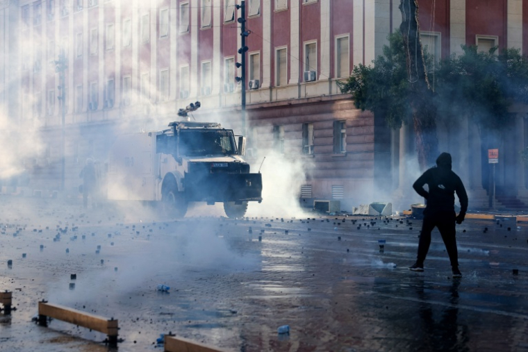 Affrontements entre policiers et manifestants à Tirana, le 16 octobre 2026 ( AFP / Adnan Beci )