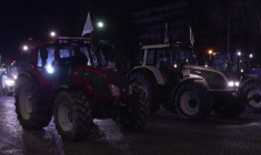 Les tracteurs de la FNSEA manifestent autour de l'Arc Triomphe à Paris