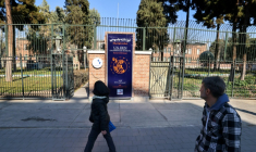 Devant l'ancienne ambassade américaine à Téhéran, communément appelé le "nid d'espions", le 1er février  2026 ( AFP / ATTA KENARE )