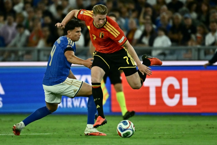 Le Belge Kevin De Bruyne (d) face à l'Italie en Ligue des nations, le 25 septembre 2026 à Rome ( AFP / Filippo MONTEFORTE )