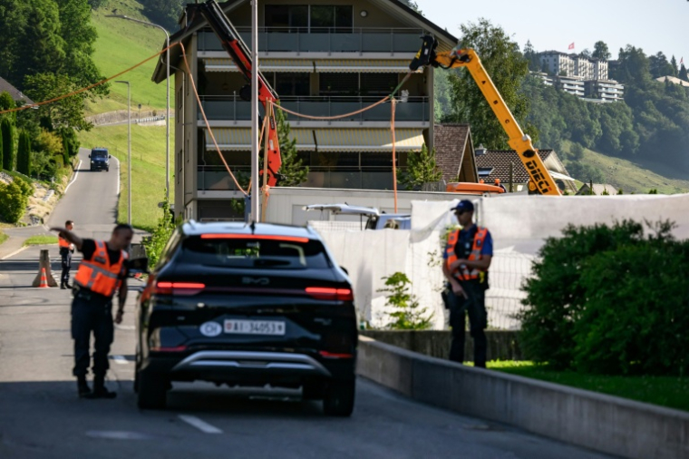La police suisse sécurise l'accès au complexe hôtelier de luxe du Bürgenstok (en haut à droite), avant les pourparlers de paix entre l'Iran et les Etats-Unis, le 19 juin 2026  ( AFP / Fabrice COFFRINI )