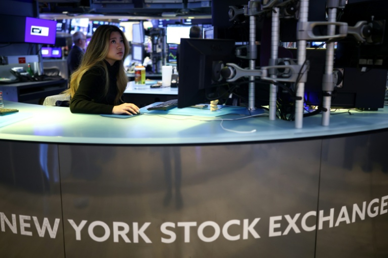 Une opératrice à la Bourse de New York le 24 avril 2026 ( AFP / CHARLY TRIBALLEAU )