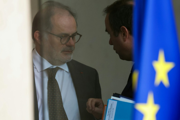 Le secrétaire général de l'Elysée, Emmanuel Moulin (G), et le Premier ministre Sébastien Lecornu, le 11 mars 2026 à Paris ( AFP / Thomas SAMSON )