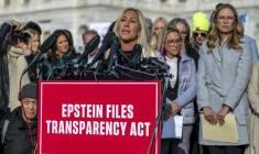 L'élue républicaine Marjorie Taylor Greene parle devant le Capitole avant un vote pour publier tous les documents et archives sur l'affaire Jeffrey Epstein, le 18 novembre à Washington  ( AFP / DANIEL HEUER )