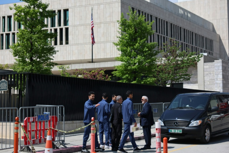 Les membres de l'équipe de football d'Iran quittent l'ambassade des Etats-Unis à Ankara après avoir déposé leurs demandes de visa, le 21 mai 2026 ( AFP / Adem ALTAN )