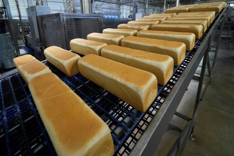 Des pains sur une sur une ligne de production de l'usine Harrys à Montierchaume, le 29 avril 2025 dans l'Indre ( AFP / GUILLAUME SOUVANT )
