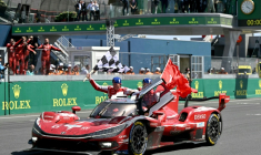 Mike Conway, Kamui Kobayashi et Nyck de Vries célèbre la victoire de la Toyota N.7 au Mans le 14 juin 2026 ( AFP / LOU BENOIST )