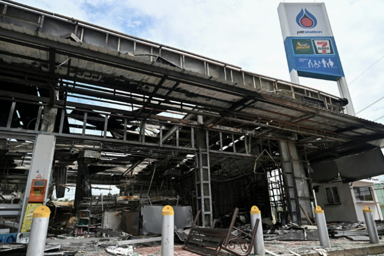 Une station-service détruite par un bombardement cambodgien dans la province thaïlandaise de Sisaket, le 25 juillet 2025 ( AFP / Lillian SUWANRUMPHA )