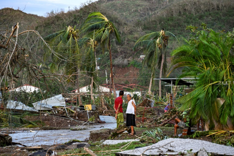 Des habitants d'El Cobre, dans la province de Santiago de Cuba, constatent les dégats sur leur maison totalement détruite après le passage de l'ouragan Melissa, le 29 octobre 2025 ( AFP / YAMIL LAGE )