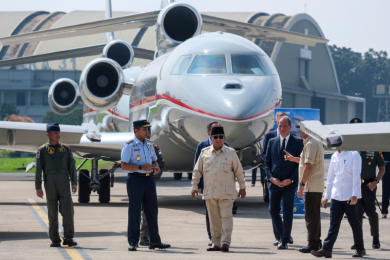 Le président indonésien Prabowo Subianto (C) lors d'une cérémonie à l'occasion de la réception par l'armée de l'air de six nouveaux Rafale, quatre Dassault Falcon 8X et un Airbus A400M Atlas, le 18 mai 2026 à Jakarta  ( AFP / BAY ISMOYO )