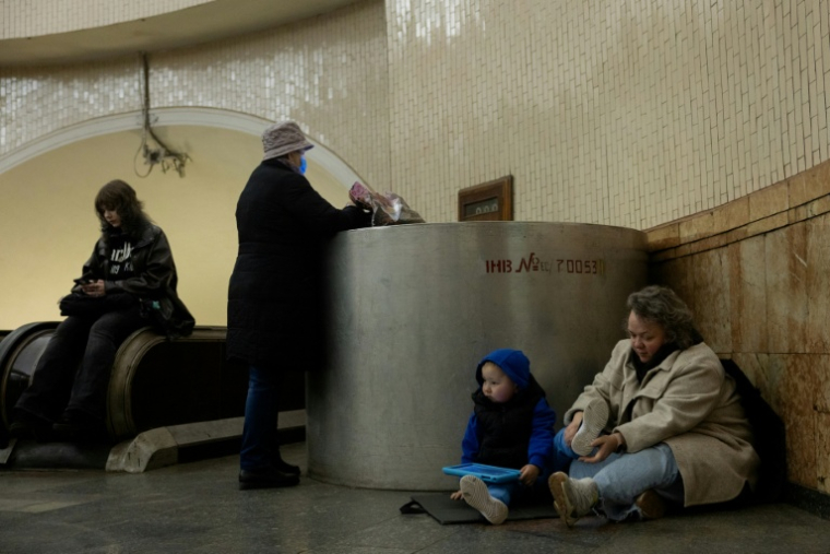 Des habitants réfugiés dans le métro de Kiev pendant une attaque aérienne russe, le 3 avril 2026 en Ukraine ( AFP / Tetiana DZHAFAROVA )