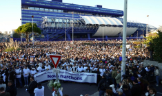 Une marche en mémoire de Mehdi Kessaci à Marseille, le 22 novembre 2025, pour protester contre le narcotrafic ( AFP / Clement MAHOUDEAU )