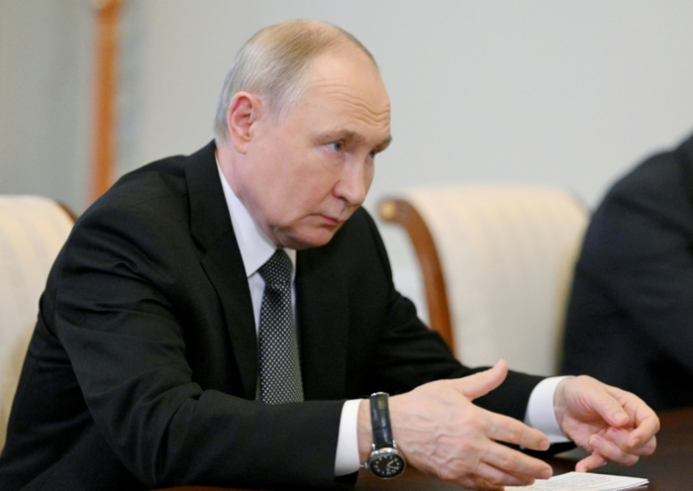 Le président russe Vladimir Poutine lors d'une réunion à Saint-Pétersbourg, le 18 juin 2025 ( POOL / Alexey DANICHEV )