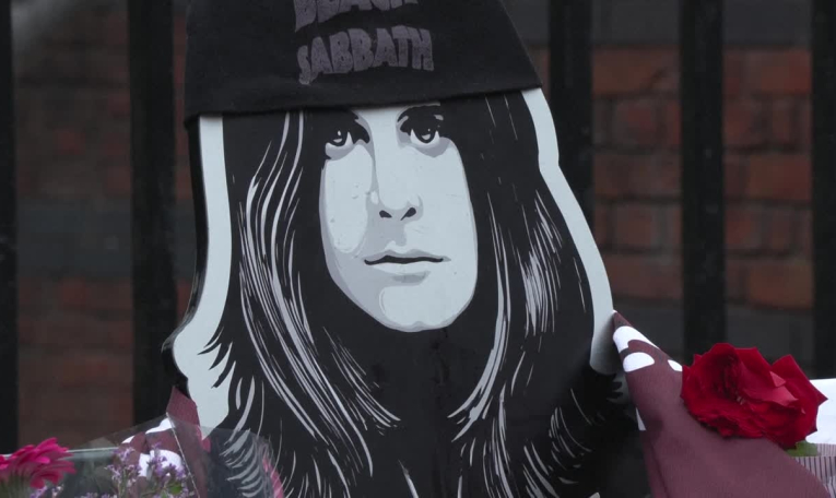 GB: des fans d'Ozzy Osbourne déposent des fleurs sur le "Pont Black Sabbath" à Birmingham