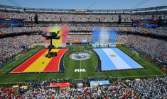 Les drapeaux de l'Espagne et l'Argentine déployés sur la pelouse avant la finale du Mondial, le 19 juillet 2026 ( AFP / ANGELA WEISS )