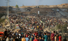Des Palestiniens rassemblés à un point de distribution d'aide mis en place par la Fondation humanitaire de Gaza (GHF), près du camp de réfugiés de Nousseirat, dans le centre de la bande de Gaza, le 25 juin 2025 ( AFP / Eyad BABA )