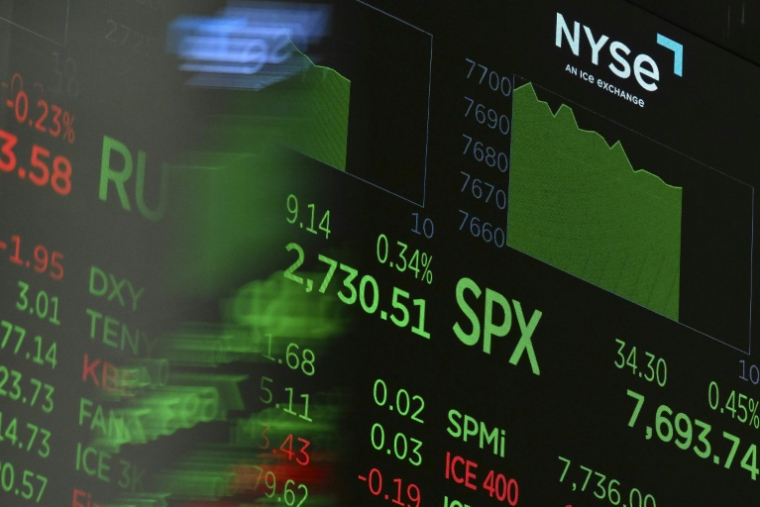 Un écran à la Bourse de New York, le 19 octobre 2026 ( AFP / ANGELA WEISS )