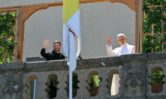 Le président ukrainien Volodymyr Zelensky (à gauche) et le pape Léon XIV se tiennent sur un balcon alors qu'ils se rencontrent à la résidence papale de Castel Gandolfo, au sud-est de Rome, le 9 juillet 2025. ( AFP / Andreas SOLARO )