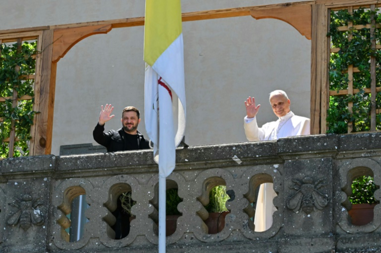 Le président ukrainien Volodymyr Zelensky (à gauche) et le pape Léon XIV se tiennent sur un balcon alors qu'ils se rencontrent à la résidence papale de Castel Gandolfo, au sud-est de Rome, le 9 juillet 2025. ( AFP / Andreas SOLARO )