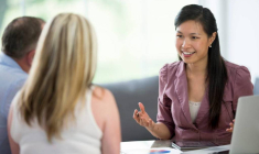 Choisir une banque ou une assurance : des organismes peuvent vous aider ! / iStock.com - FatCamera
