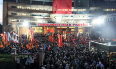 Des partisans rassemblés lors d'une manifestation à laquelle participe le chef du Parti républicain du peuple (CHP), Ozgur Ozel, devant le siège du parti à Ankara, le 22 mai 2026 en Turquie ( AFP / ADEM ALTAN )